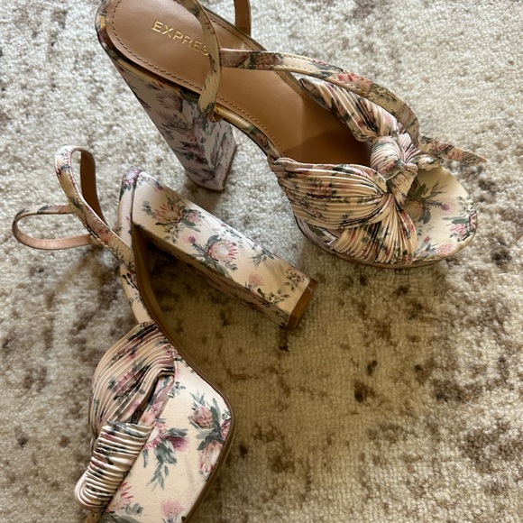 Express Heels - Picture 3 of 3